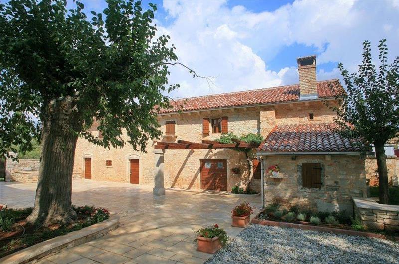 4 bedroom villa with pool near Svetvinčenat, Istria, sleeps 10