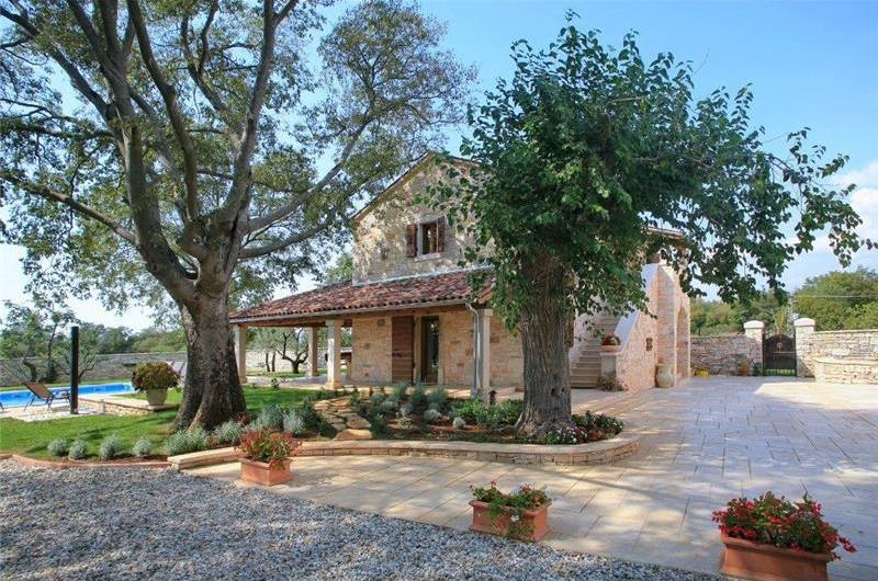 4 bedroom villa with pool near Svetvinčenat, Istria, sleeps 10