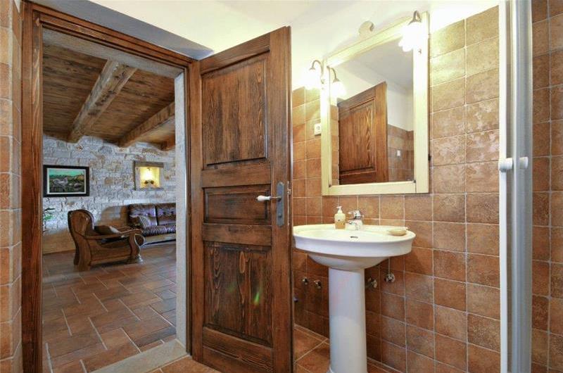 4 bedroom villa with pool near Svetvinčenat, Istria, sleeps 10
