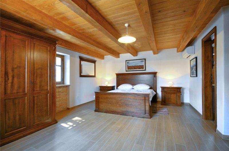 4 bedroom villa with pool near Svetvinčenat, Istria, sleeps 10