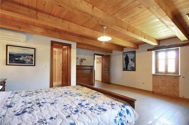 4 bedroom villa with pool near Svetvinčenat, Istria, sleeps 10