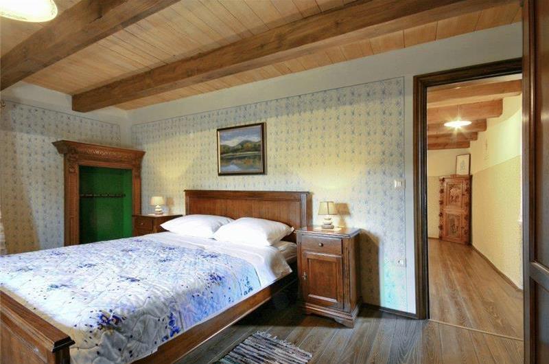 4 bedroom villa with pool near Svetvinčenat, Istria, sleeps 10
