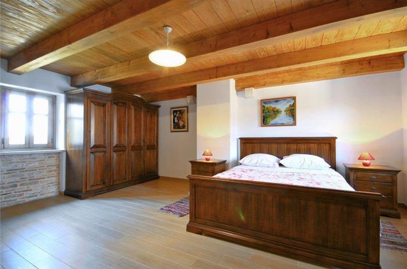 4 bedroom villa with pool near Svetvinčenat, Istria, sleeps 10