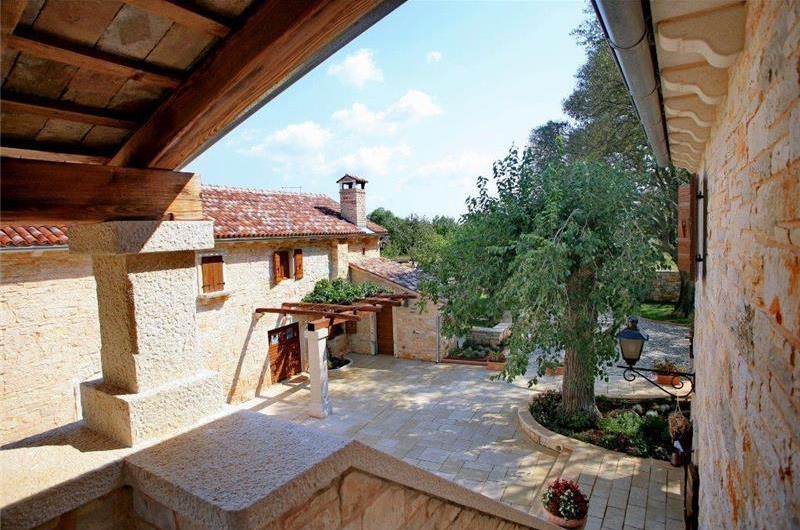 4 bedroom villa with pool near Svetvinčenat, Istria, sleeps 10