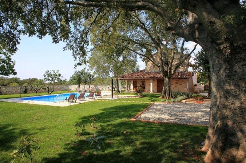 4 bedroom villa with pool near Svetvinčenat, Istria, sleeps 10