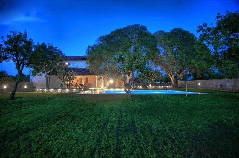 4 bedroom villa with pool near Svetvinčenat, Istria, sleeps 10