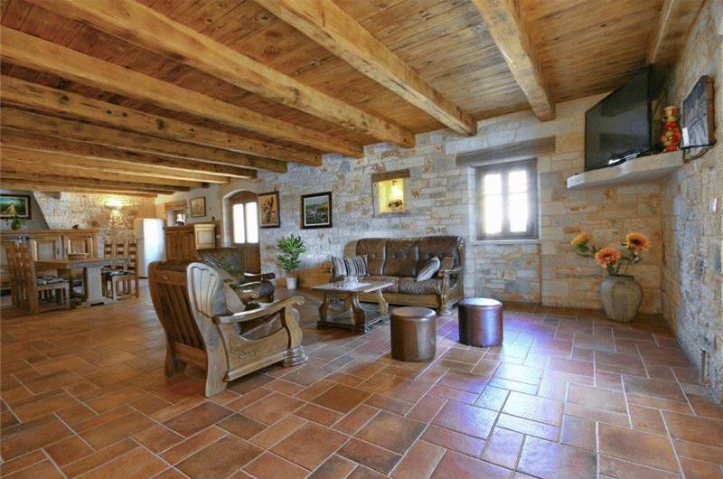 4 bedroom villa with pool near Svetvinčenat, Istria, sleeps 10