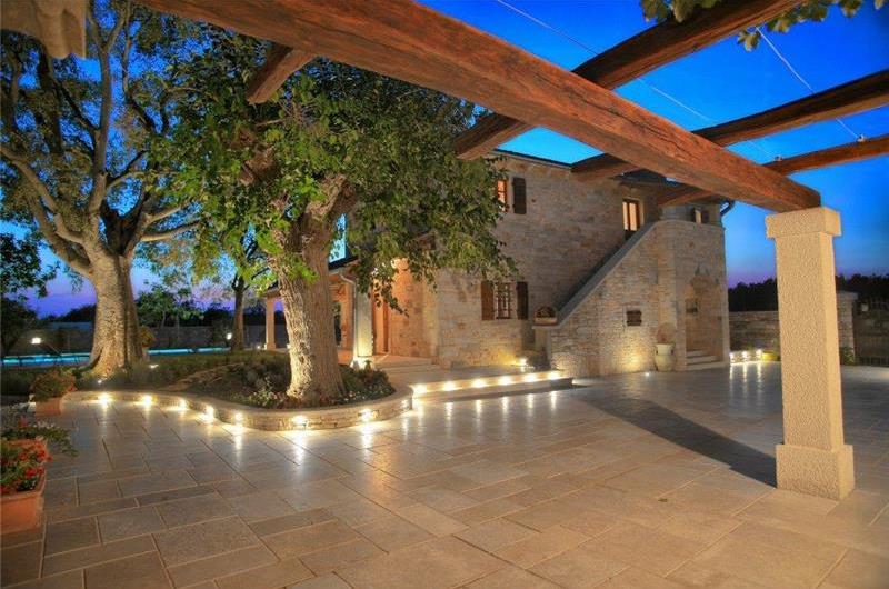 4 bedroom villa with pool near Svetvinčenat, Istria, sleeps 10
