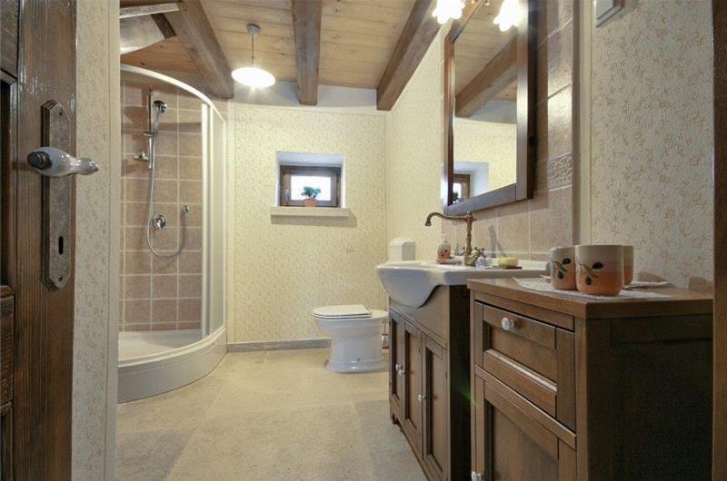 4 bedroom villa with pool near Svetvinčenat, Istria, sleeps 10