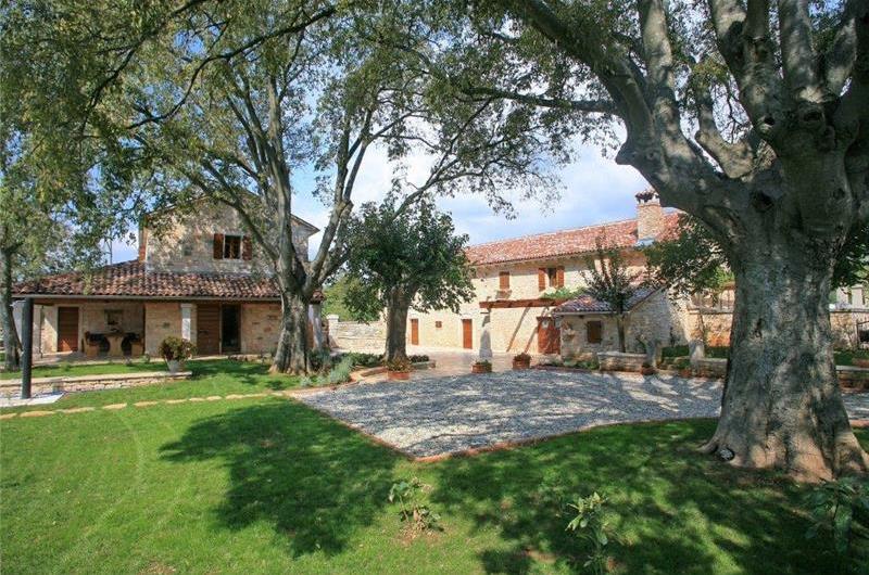 4 bedroom villa with pool near Svetvinčenat, Istria, sleeps 10