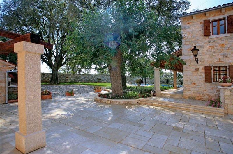 4 bedroom villa with pool near Svetvinčenat, Istria, sleeps 10