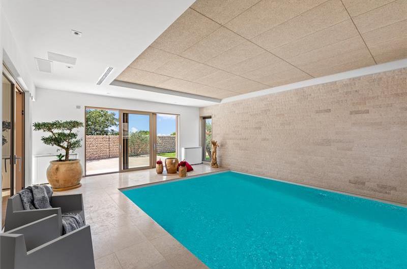 4 bedroom villa with indoor and outdoor pools in Galižana, Istria, sleeps up to 8