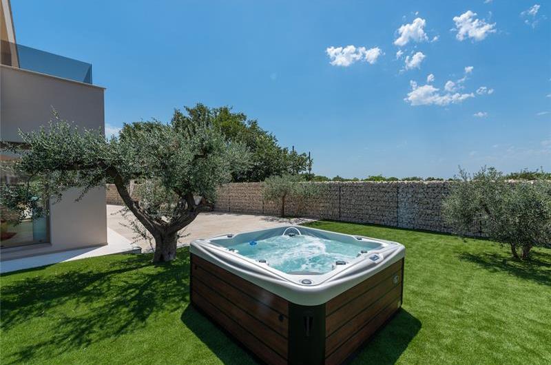 4 bedroom villa with indoor and outdoor pools in Galižana, Istria, sleeps up to 8