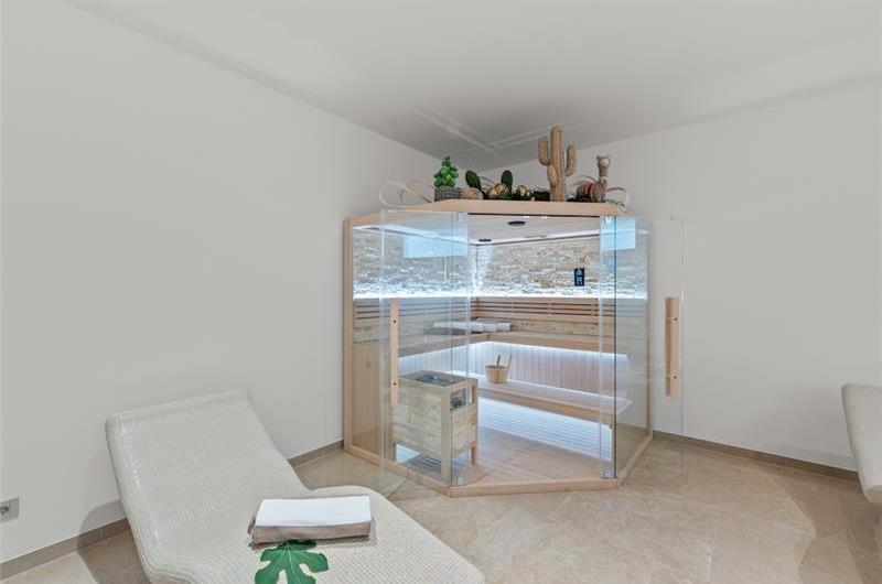 4 bedroom villa with indoor and outdoor pools in Galižana, Istria, sleeps up to 8