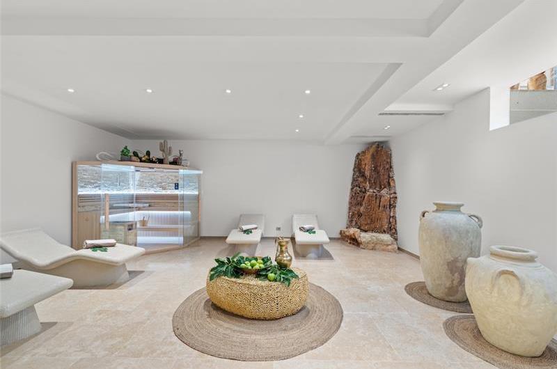 4 bedroom villa with indoor and outdoor pools in Galižana, Istria, sleeps up to 8