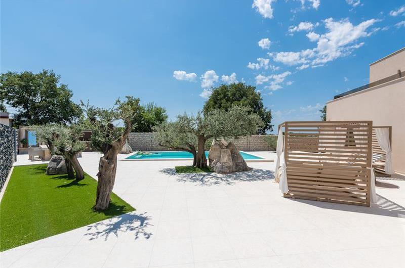4 bedroom villa with indoor and outdoor pools in Galižana, Istria, sleeps up to 8