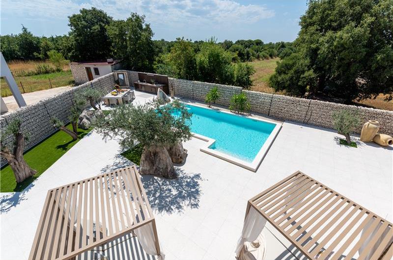 4 bedroom villa with indoor and outdoor pools in Galižana, Istria, sleeps up to 8