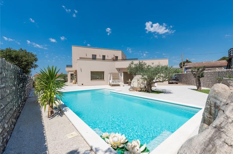 4 bedroom villa with indoor and outdoor pools in Galižana, Istria, sleeps up to 8