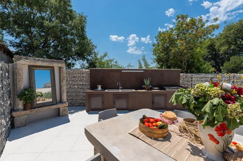 4 bedroom villa with indoor and outdoor pools in Galižana, Istria, sleeps up to 8
