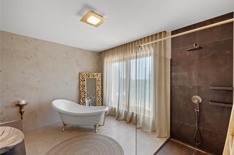 4 bedroom villa with indoor and outdoor pools in Galižana, Istria, sleeps up to 8