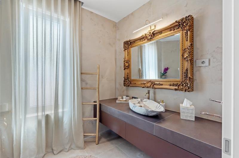 4 bedroom villa with indoor and outdoor pools in Galižana, Istria, sleeps up to 8