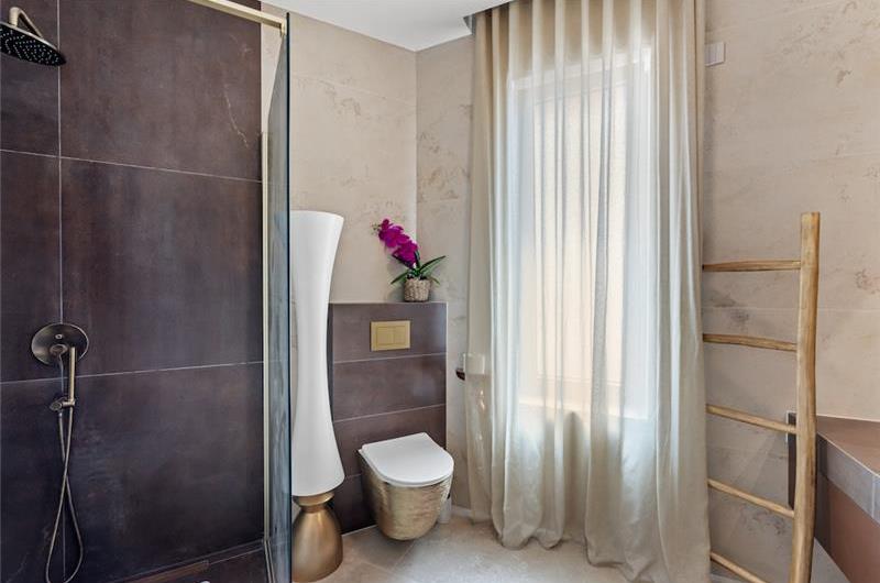 4 bedroom villa with indoor and outdoor pools in Galižana, Istria, sleeps up to 8