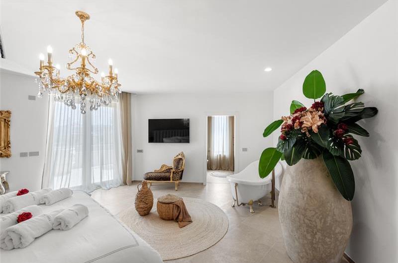 4 bedroom villa with indoor and outdoor pools in Galižana, Istria, sleeps up to 8