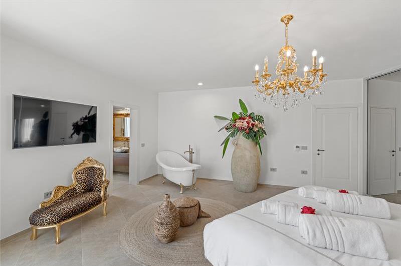 4 bedroom villa with indoor and outdoor pools in Galižana, Istria, sleeps up to 8