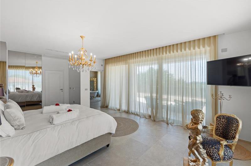 4 bedroom villa with indoor and outdoor pools in Galižana, Istria, sleeps up to 8