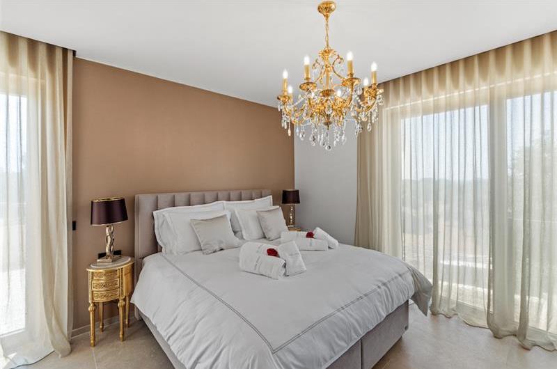 4 bedroom villa with indoor and outdoor pools in Galižana, Istria, sleeps up to 8