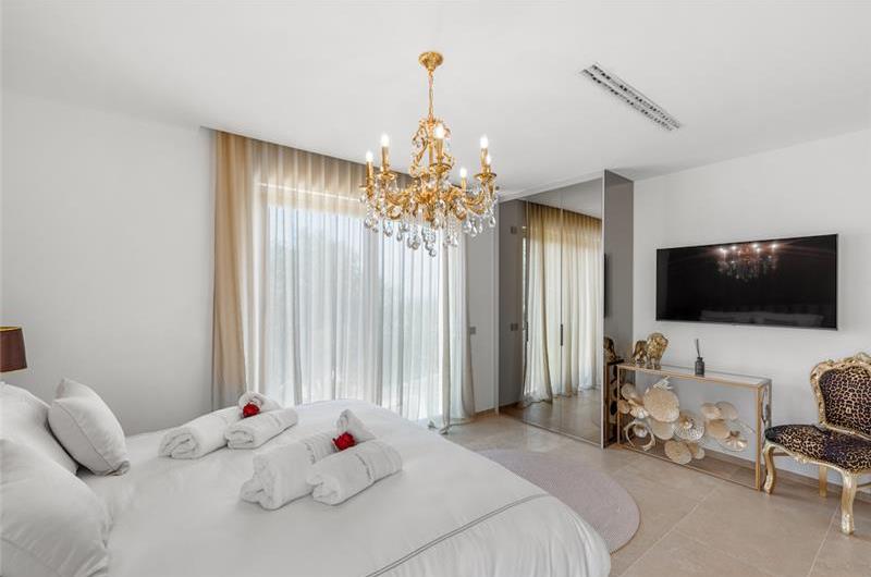 4 bedroom villa with indoor and outdoor pools in Galižana, Istria, sleeps up to 8