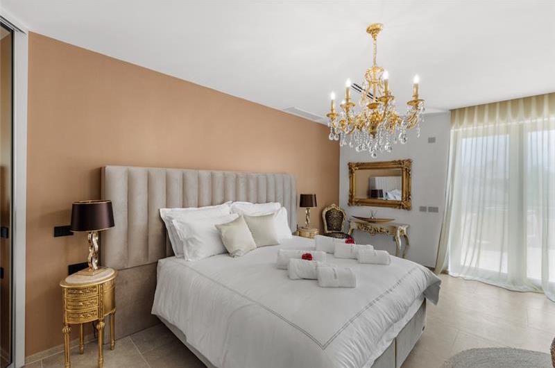 4 bedroom villa with indoor and outdoor pools in Galižana, Istria, sleeps up to 8