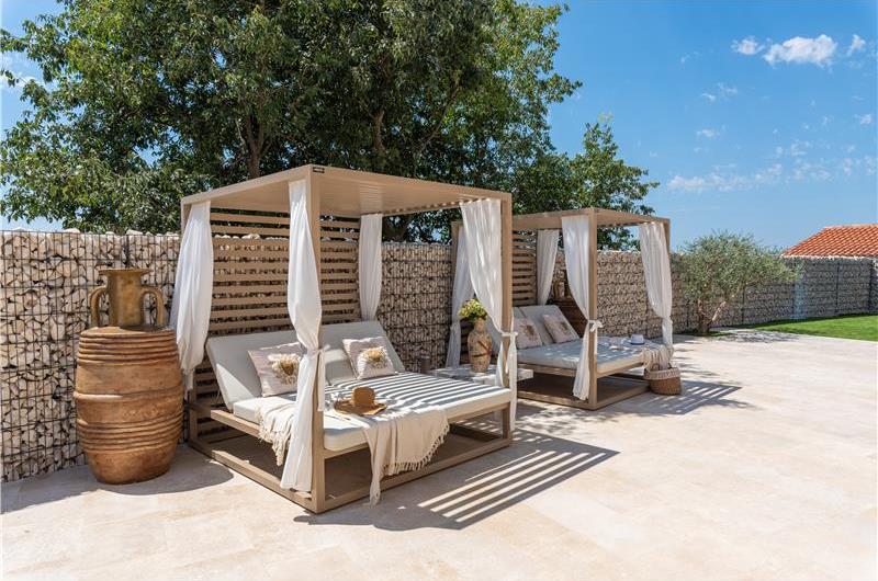 4 bedroom villa with indoor and outdoor pools in Galižana, Istria, sleeps up to 8