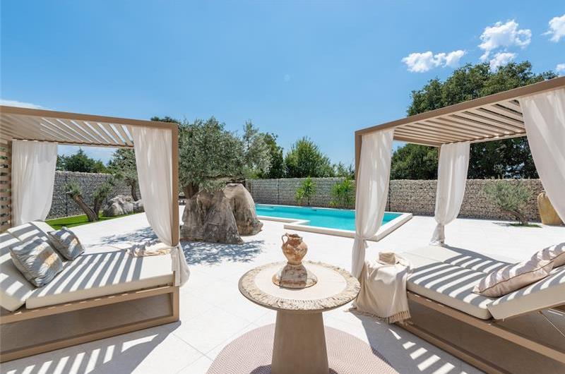 4 bedroom villa with indoor and outdoor pools in Galižana, Istria, sleeps up to 8