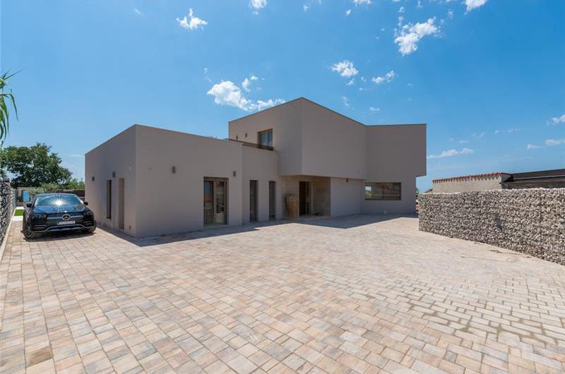 4 bedroom villa with indoor and outdoor pools in Galižana, Istria, sleeps up to 8