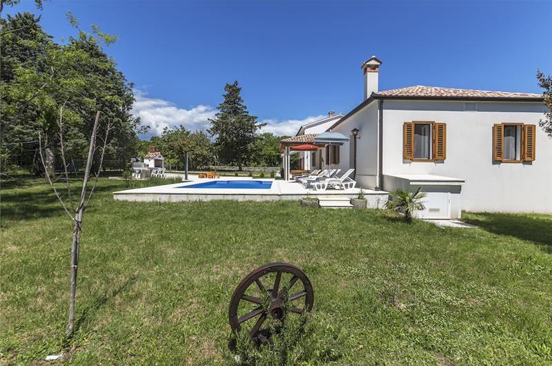 6 bedroom villa with pool near Labin, Istria, sleeps 12