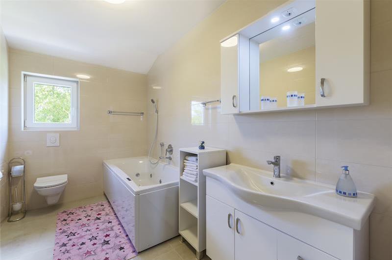 6 bedroom villa with pool near Labin, Istria, sleeps 12