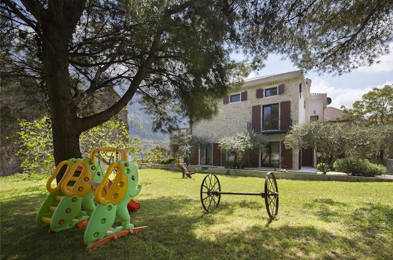 5 bedroom bayside villa with pool near Kotor, sleeps 12