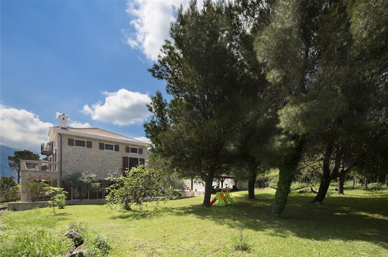 5 bedroom bayside villa with pool near Kotor, sleeps 12