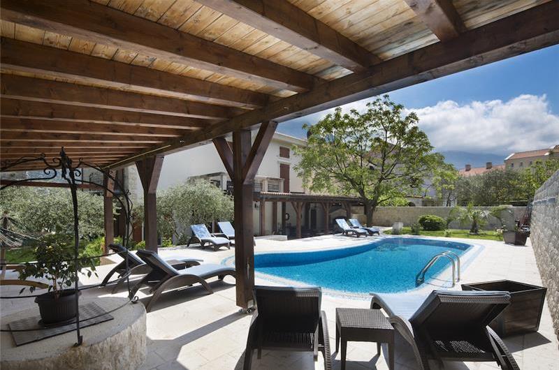 5 bedroom bayside villa with pool near Kotor, sleeps 12