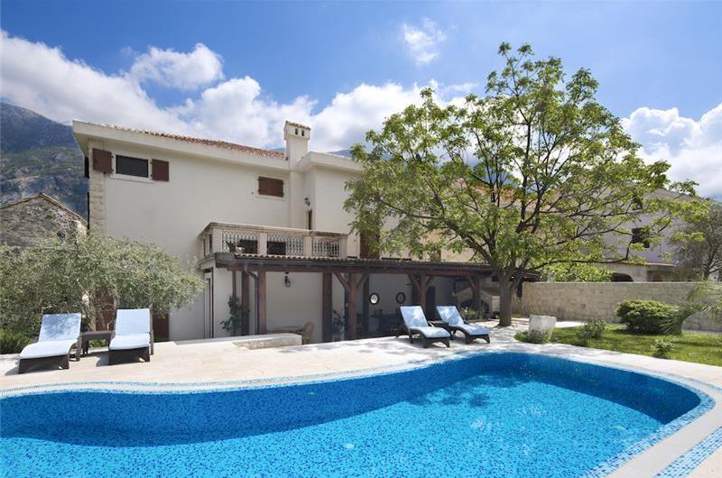 5 bedroom bayside villa with pool near Kotor, sleeps 12
