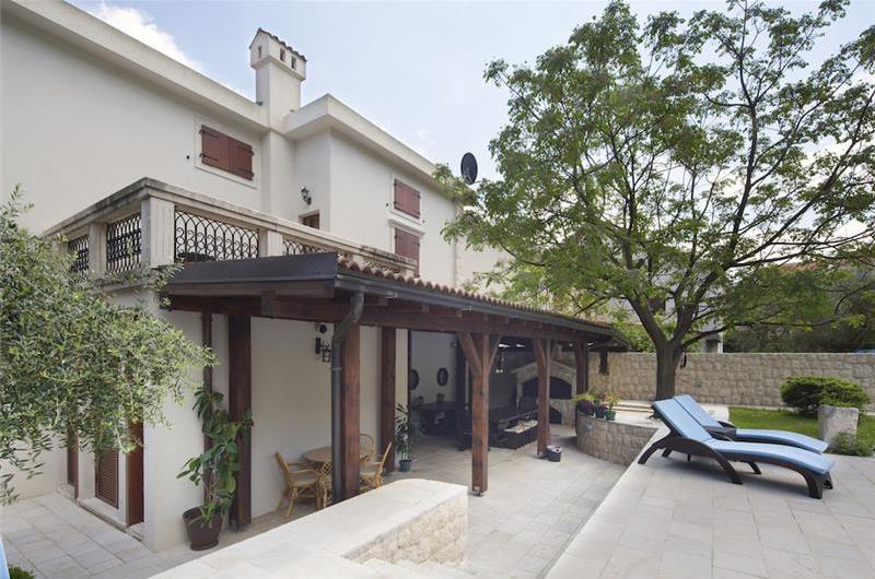5 bedroom bayside villa with pool near Kotor, sleeps 12