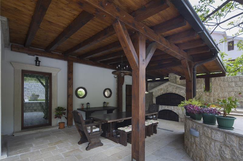 5 bedroom bayside villa with pool near Kotor, sleeps 12