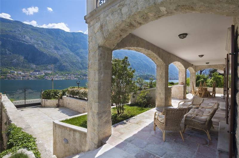 5 bedroom bayside villa with pool near Kotor, sleeps 12