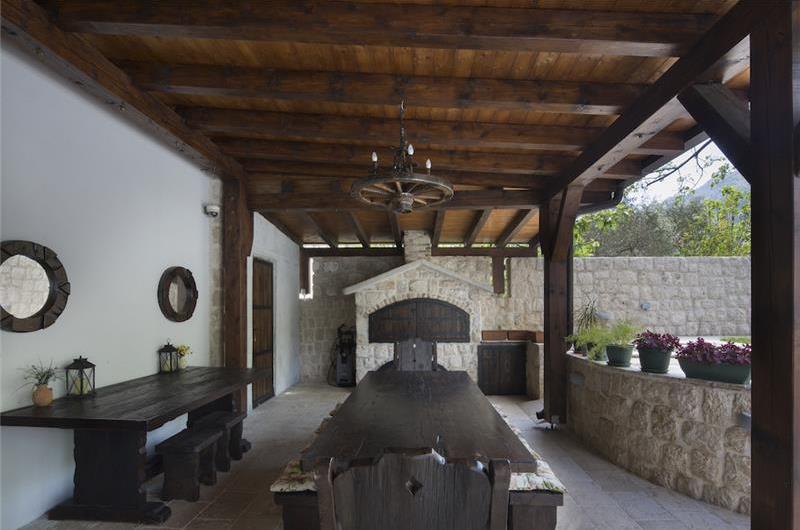 5 bedroom bayside villa with pool near Kotor, sleeps 12