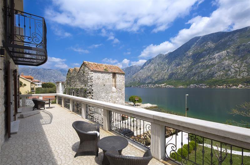 5 bedroom bayside villa with pool near Kotor, sleeps 12