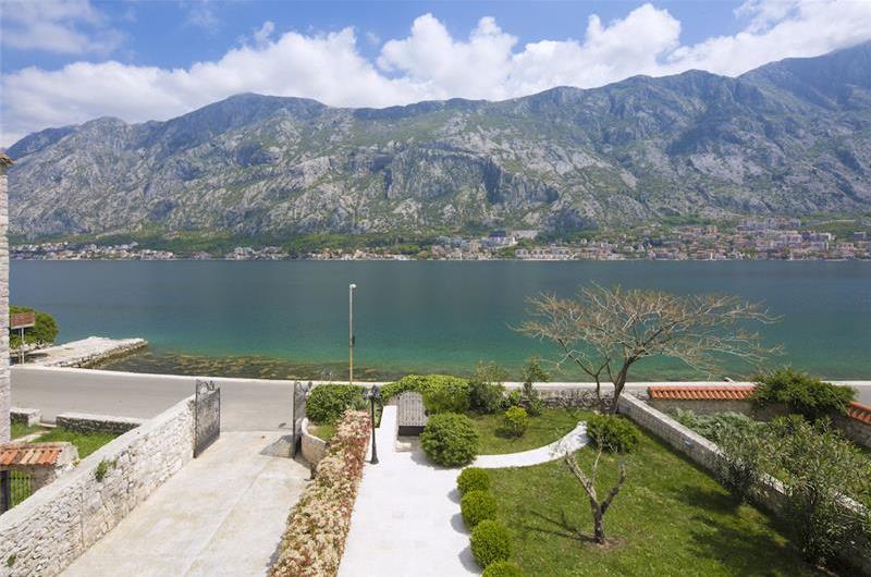 5 bedroom bayside villa with pool near Kotor, sleeps 12