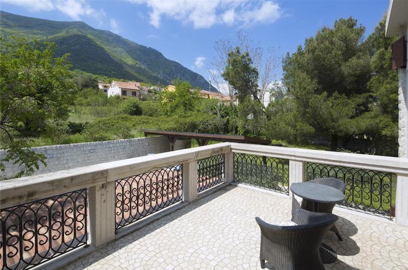 5 bedroom bayside villa with pool near Kotor, sleeps 12