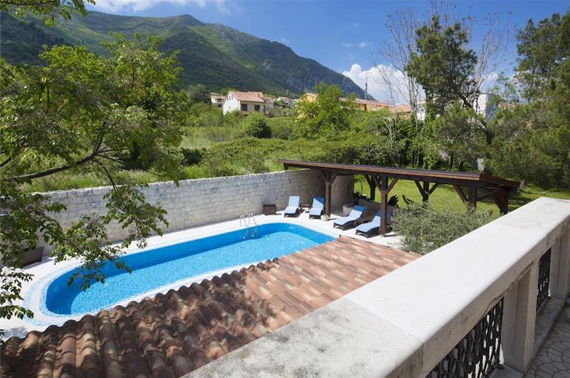 5 bedroom bayside villa with pool near Kotor, sleeps 12