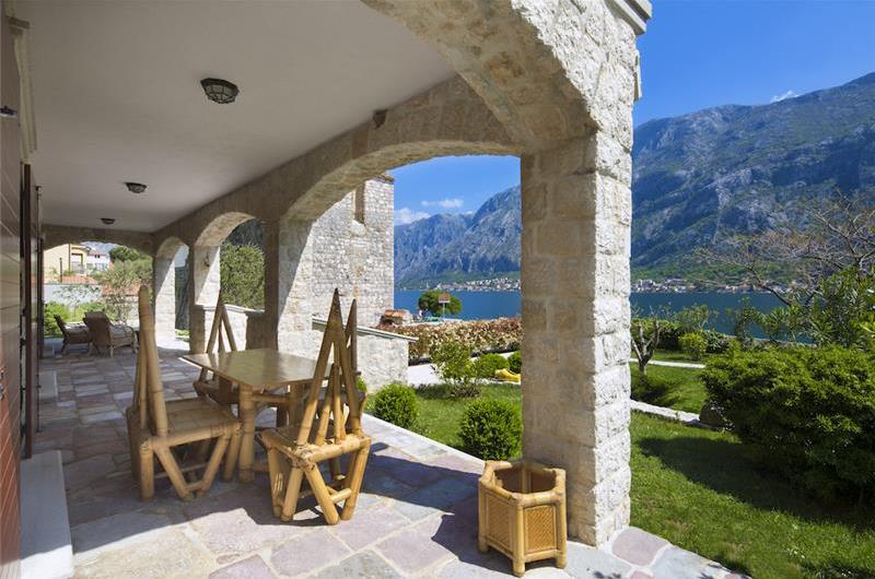 5 bedroom bayside villa with pool near Kotor, sleeps 12